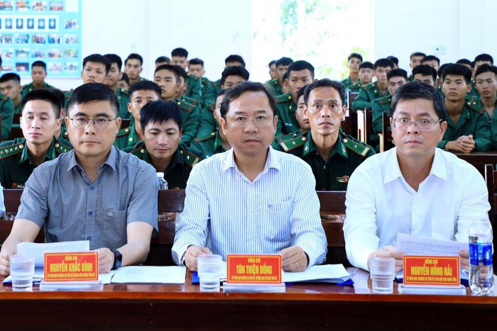 Các đồng chí lãnh đạo tỉnh Lâm Đồng theo dõi báo cáo của các đơn vị biên phòng