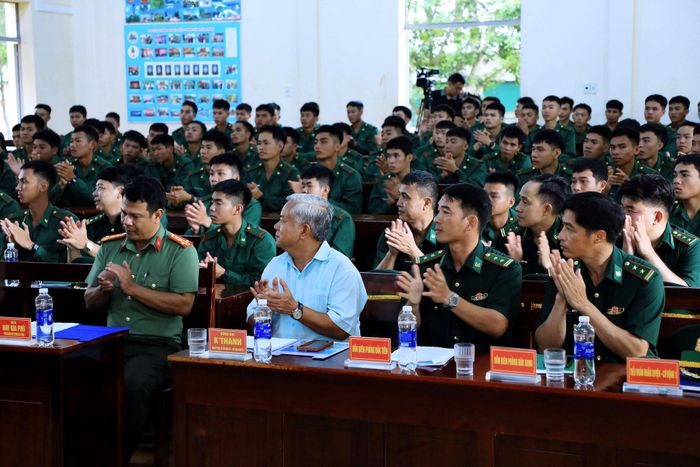 Lãnh đạo các sở, ngành, địa phương và cán bộ, chiến sĩ biên phòng thống nhất cao với phát biểu của Bí thư Tỉnh ủy Lâm Đồng
