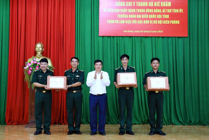 Bí thư Tỉnh ủy Lâm Đồng tặng quà cán bộ, chiến sĩ các đơn vị biên phòng