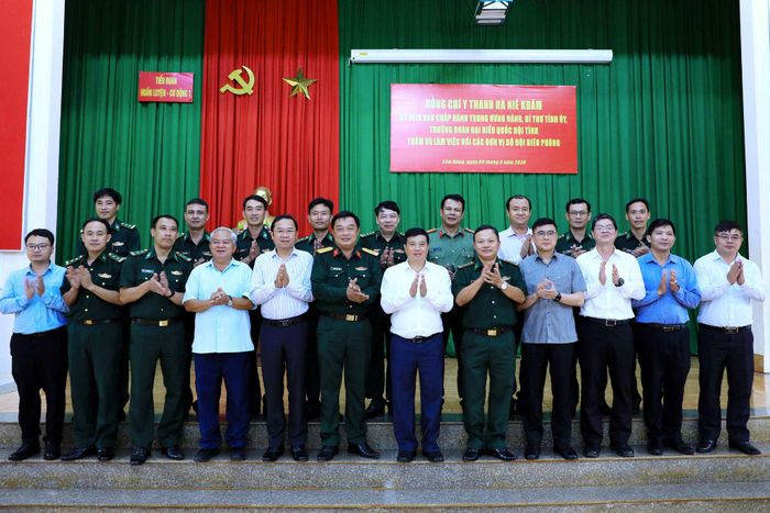 Đoàn công tác của lãnh đạo tỉnh Lâm Đồng chụp hình lưu niệm cùng cán bộ, chiến sĩ biên phòng