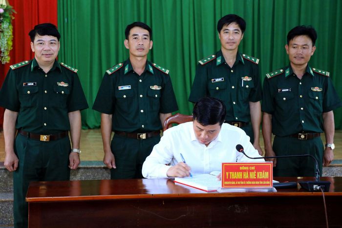 Đồng chí Y Thanh Hà Niê Kđăm, Ủy viên Ban Chấp hành Trung ương Đảng, Bí thư Tỉnh ủy, Trưởng Đoàn ĐBQH tỉnh Lâm Đồng ghi sổ vàng của các đơn vị biên phòng