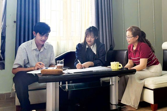 Em Phan Nguyễn Hồng Phúc (ở giữa), học sinh lớp 12 Tin, Trường THPT Chuyên Thăng Long cùng bạn ôn tập tại nhà
