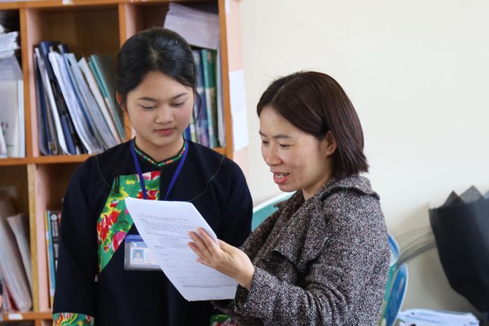 Em Đàm Thị Hoài Thương, học sinh lớp 12A, Trường Phổ thông DTNT THCS và THPT tỉnh Lâm Đồng tranh thủ nhờ giáo viên hướng dẫn bài tập