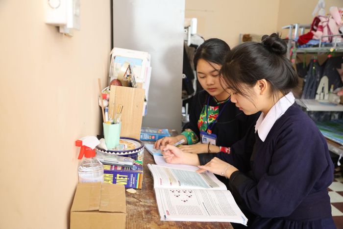 Em Đàm Thị Hoài Thương (bên trái), học sinh lớp 12A, Trường Phổ thông DTNT THCS và THPT tỉnh Lâm Đồng cùng bạn ôn thi tại ký túc xá