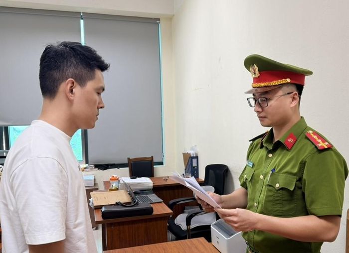 Cơ quan Công an tống đạt quyết định đối với Nguyễn Quốc Hoàng Giang.