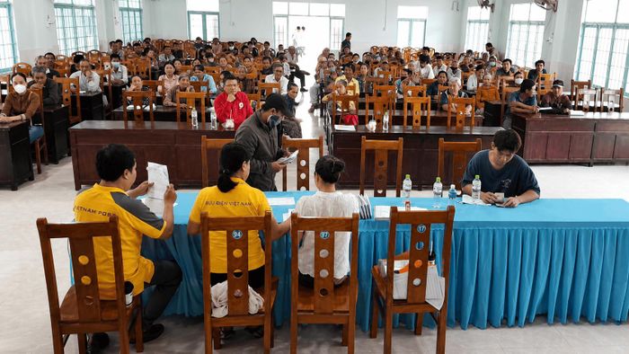 Các hộ dân được cán bộ dự án hỗ trợ hoàn thiện thủ tục trước khi nhận kinh phí hỗ trợ