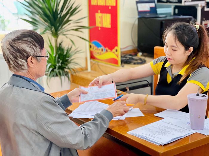 Người dân thuộc diện hưởng lợi Dự án Cứu trợ khẩn cấp và phục hồi sớm sau mưa lũ miền Trung năm 2025 làm thủ tục nhận hỗ trợ tại xã Hiệp Thạnh