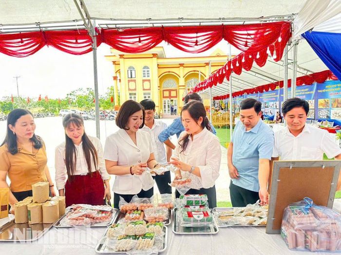 "Phiên chợ không dùng tiền mặt” do Hội LHPN xã Nhân Hà phối hợp tổ chức thu hút đông đảo hội viên tham gia.