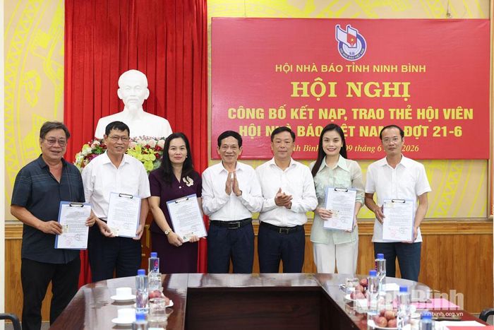 Lãnh đạo Hội Nhà báo tỉnh trao thẻ cho các hội viên.