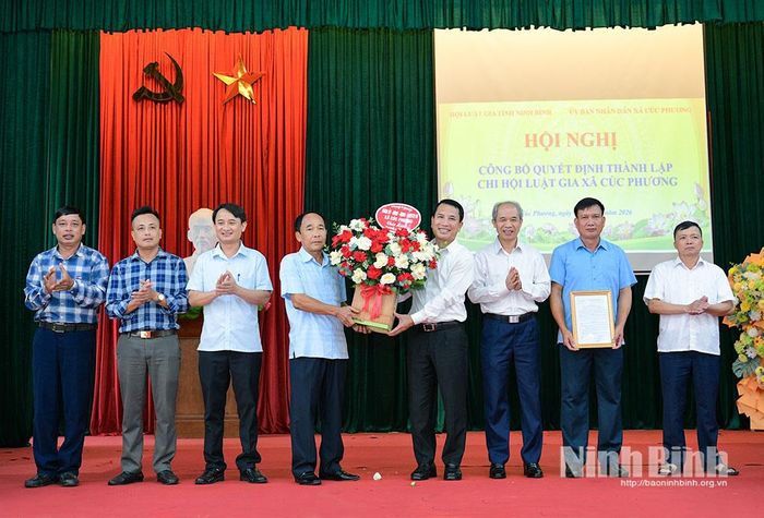 Lãnh đạo Hội Luật gia tỉnh và lãnh đạo xã trao Quyết định thành lập và tặng hoa chúc mừng Chi hội Luật gia xã Cúc Phương.