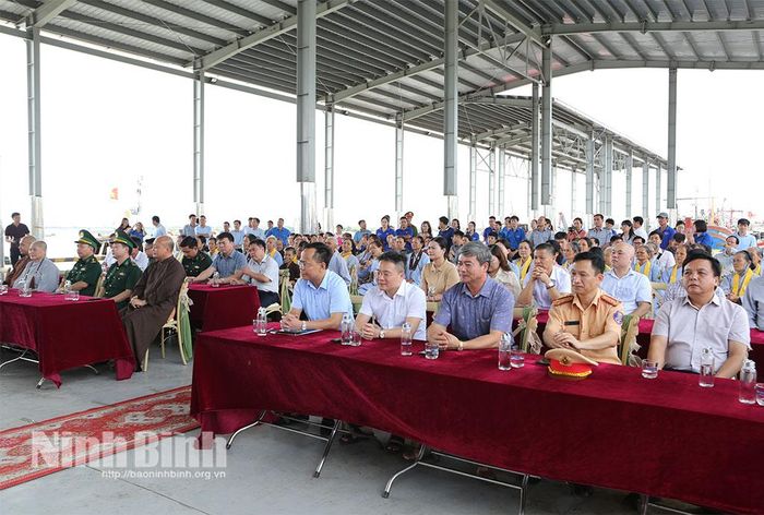 Các đại biểu tham dự Lễ thả giống phóng sinh tái tạo nguồn lợi thủy sản.