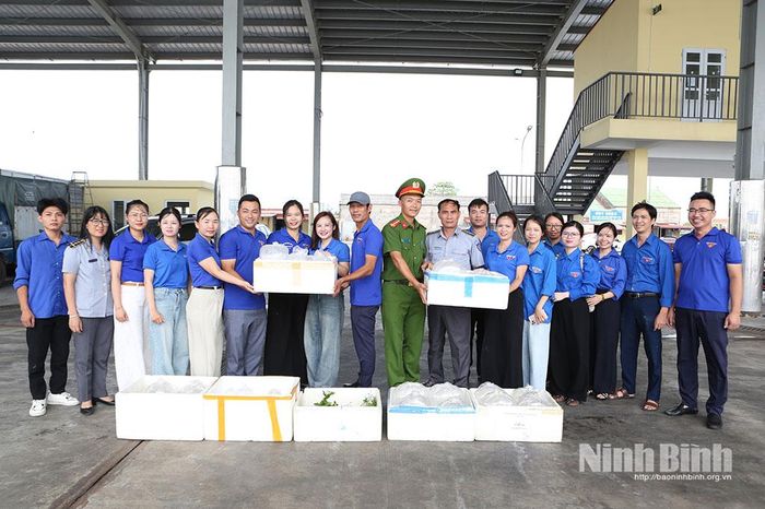 Đoàn viên thanh niên tham dự Lễ thả giống phóng sinh, tái tạo nguồn lợi thủy sản.