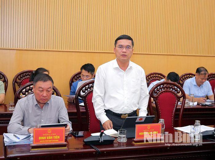 Đồng chí Nguyễn Văn Lượng, Ủy viên Ban Thường vụ Tỉnh ủy, Giám đốc Sở Xây dựng phát biểu tại hội nghị.