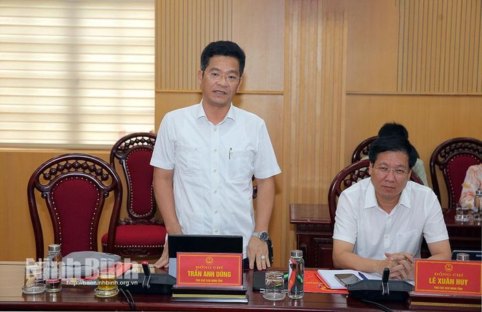 Đồng chí Trần Anh Dũng, Ủy viên Ban Thường vụ Tỉnh ủy, Phó Chủ tịch UBND tỉnh phát biểu tại hội nghị.