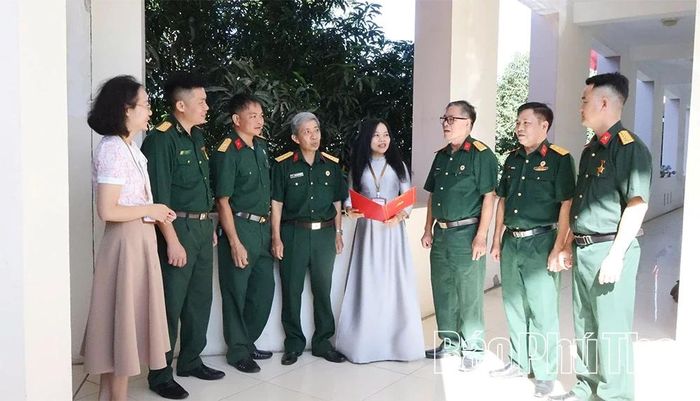 Cán bộ quản lý, giảng viên trường Chính trị tỉnh trao đổi, nắm bắt tình hình tư tưởng các học viên tham gia lớp bồi dưỡng, cập nhật kiến thức cho Chủ tịch, Phó Chủ tịch Hội Cựu chiến binh cấp xã năm 2026.