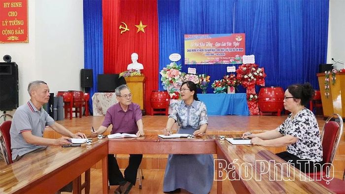 Cán bộ phụ trách công tác tuyên giáo và dân vận (Ban Xây dựng Đảng phường Tân Hòa) trực tiếp đi cơ sở, nắm bắt tình hình tư tưởng đảng viên, Nhân dân tại tổ dân phố số 2.