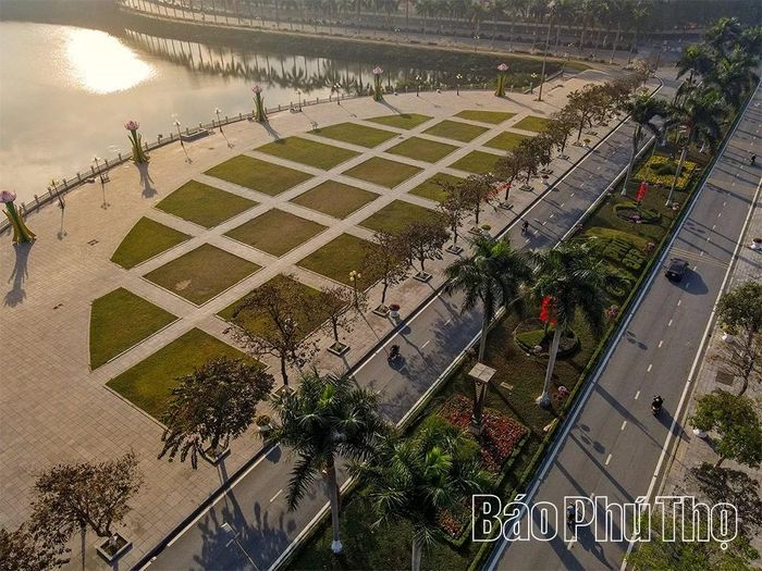 Hệ thống cây xanh xung quanh hồ Đầm Vạc được chăm sóc thường xuyên, môi trường mặt nước được bảo vệ, góp phần duy trì vẻ đẹp và nâng cao chất lượng sống cho người dân.