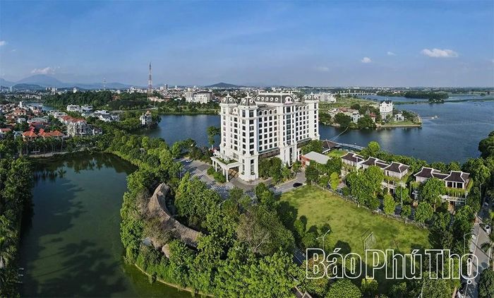 Những năm gần đây, nhiều dự án nghỉ dưỡng, khách sạn và các công trình dịch vụ cao cấp đã được đầu tư quanh khu vực đầm, tạo thêm sức hấp dẫn cho Đầm Vạc, thu hút ngày càng nhiều du khách trong và ngoài tỉnh đến tham quan, nghỉ dưỡng và trải nghiệm.