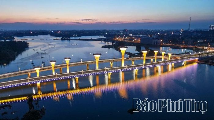 Với thiết kế kiến trúc hài hòa, mềm mại, cây cầu Đầm Vạc không chỉ đóng vai trò là công trình giao thông quan trọng mà còn trở thành biểu tượng mới của đô thị bên hồ.