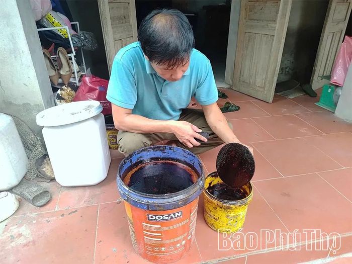 Anh Vũ Việt Hà ở khu 3, xã Thọ Văn giới thiệu nhựa sơn - sản phẩm mang lại nguồn thu nhập ổn định cho gia đình.