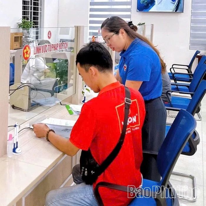 Người dân được hướng dẫn thực hiện thủ tục hành chính cụ thể.