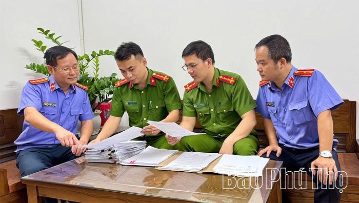 Đồng chí Viện trưởng Viện KSND khu vực 8 (ngoài cùng bên trái) trực tiếp nghe báo cáo các vụ án phức tạp.
