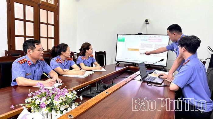 Đồng chí Lê Đình Lưỡng - Viện trưởng Viện KSND khu vực 8 duyệt án qua sơ đồ tư duy do kiểm sát viên trình bày.
