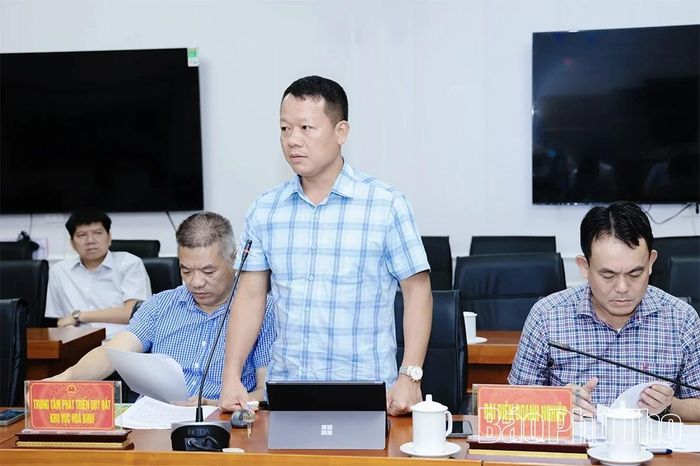 Lãnh đạo Trung tâm phát triển quỹ đất khu vực Hòa Bình phát biểu tại hội nghị.