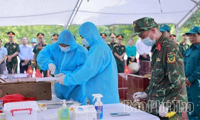 Tổ lấy mẫu hài cốt liệt sĩ chưa xác định được danh tính thực hiện nhiệm vụ.