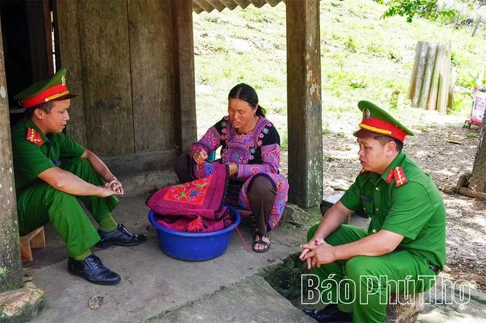 Chị Vàng Y Phếnh chia sẻ những khó khăn do thiếu nước sinh hoạt trong mùa khô hạn.