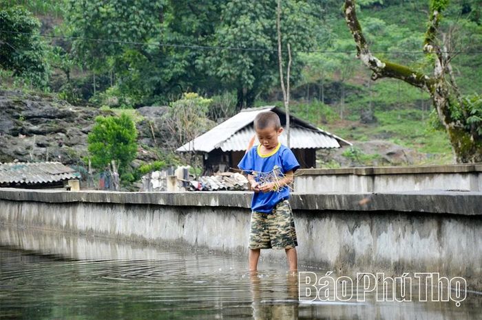 Những trận mưa đầu mùa đổ xuống cũng chỉ làm vơi bớt phần nào cơn khát ở vùng đất Hang Kia.