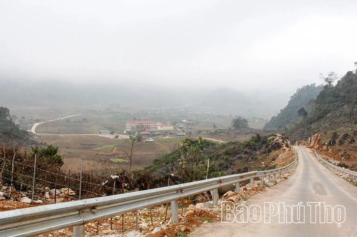 Nếu Thung Mài còn có hồ nước cạn để cầm cự những tháng đầu mùa khô thì Thung Mặn là thung lũng bằng phẳng, không có suối, phải chịu tình trạng khô hạn gay gắt hơn.