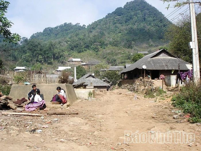 Cả xóm Thung Mài có 30 bể chứa nước của các hộ gia đình nhưng trong mùa khô cũng cạn trơ đáy.