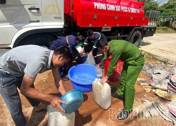 Trong thời điểm khó khăn nhất về nước sinh hoạt, người dân các xóm ở vùng đất Hang Kia đã được Đội Chữa cháy và cứu nạn, cứu hộ khu vực Mai Châu hỗ trợ bằng các xe chở nước miễn phí để “cứu khát”.