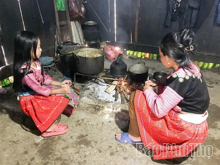 Nằm ở độ cao lớn, hệ thống suối chảy trên địa bàn phụ thuộc hoàn toàn vào nước mưa nên những tháng mùa khô, cả vùng đất Hang Kia luôn trong tình trạng thiếu nước trầm trọng, người dân phải chắt chiu từng gáo nước để phục vụ nhu cầu sinh hoạt.