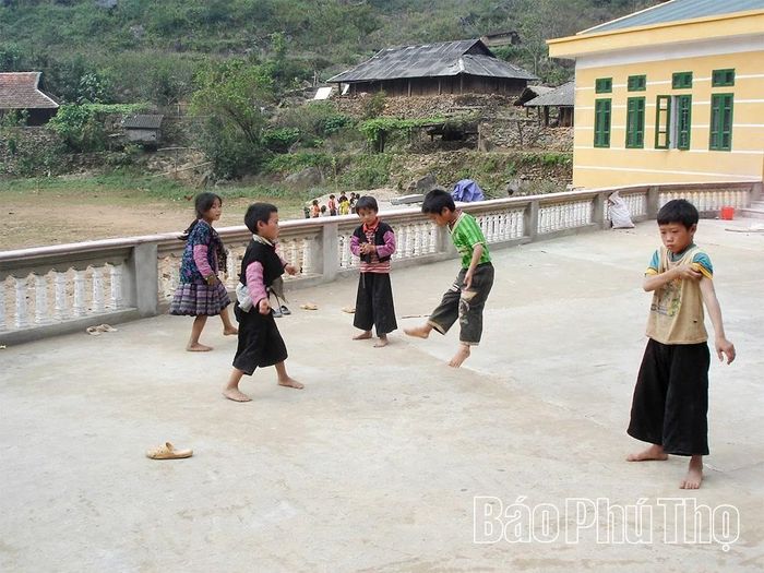 Tình trạng khô hạn, thiếu nước đã ảnh hưởng rất lớn đến sinh hoạt của đám trẻ ở Thung Mài.