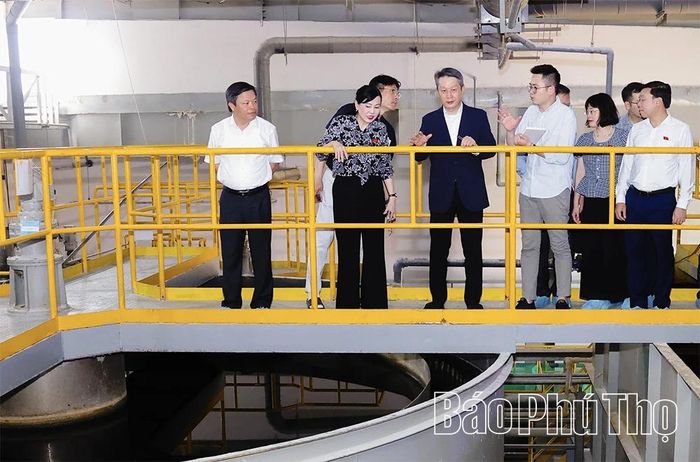 Đồng chí Phan Trọng Tấn - Ủy viên Ban Thường vụ Tỉnh ủy, Phó Chủ tịch UBND tỉnh kiểm tra hệ thống xử lý nước thải tại Công ty TNHH Hyunwoo Vina (KCN Bá Thiện II).
