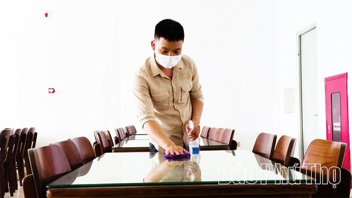 Nhân viên khách sạn MiMi thường xuyên vệ sinh khu vực ăn uống nhằm bảo đảm điều kiện phục vụ du khách.