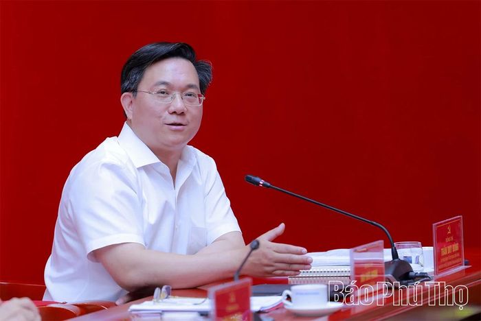 Đồng chí Phó Bí thư Tỉnh ủy, Chủ tịch UBND tỉnh Trần Duy Đông phát biểu thảo luận tại hội nghị.