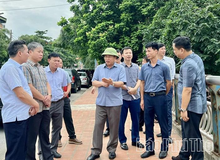Đồng chí Phó Chủ tịch UBND tỉnh Đinh Công Sứ kiểm tra thực tế tại sông cầu Bòn đoạn từ điều tiết cầu Tôn đến cầu Lò Cang mới.
