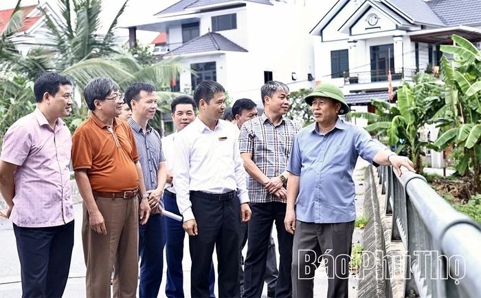 Đồng chí Phó Chủ tịch UBND tỉnh Đinh Công Sứ khảo sát tại khu vực có nguy cơ sạt lở cao tại sông Phan đoạn qua Đền Tranh (đền Bắc Cung Thượng) xã Tề Lỗ.
