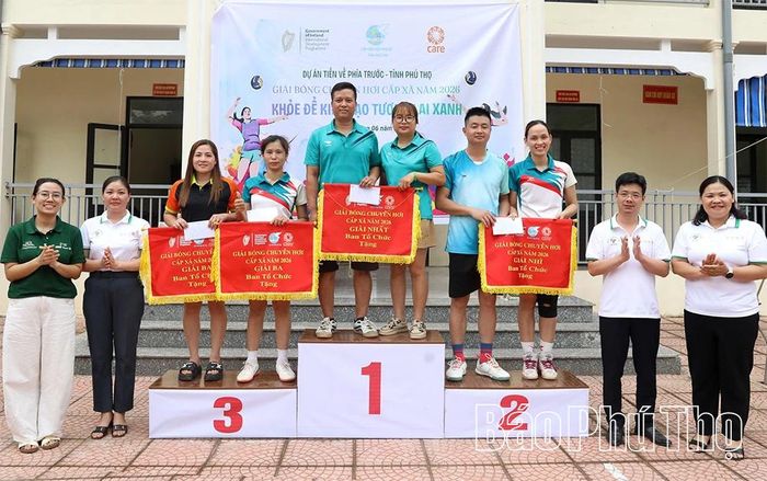 Ban tổ chức trao giải Nhất, Nhì, Ba cho các đội đạt giải.