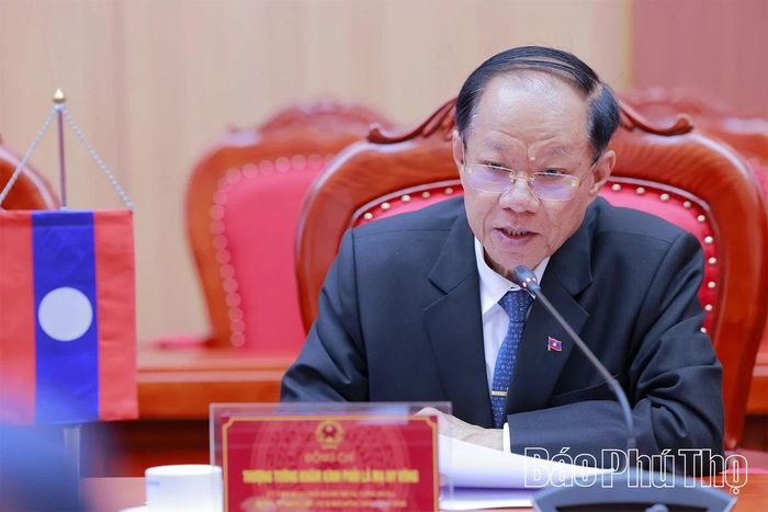 Đồng chí Thượng tướng Khăm Kình Phủi Lả Mạ Ny Vông phát biểu tại hội đàm.