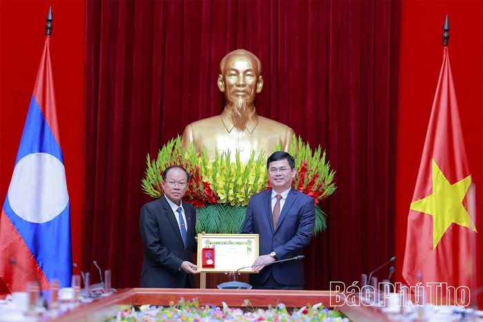 Thay mặt tập thể tỉnh Vĩnh Phúc (cũ), Giám đốc Sở Nội vụ Trần Việt Cường đón nhận Huân chương Phát triển hạng III do Thượng tướng Khăm Kình Phủi Lả Mạ Ny Vông trao tặng.