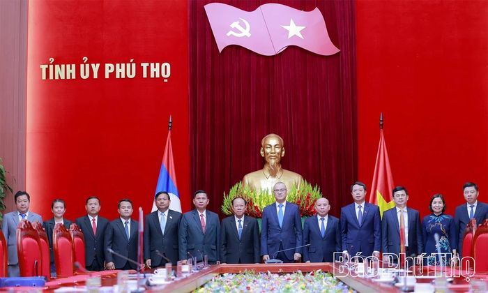 Các đại biểu chụp ảnh lưu niệm.