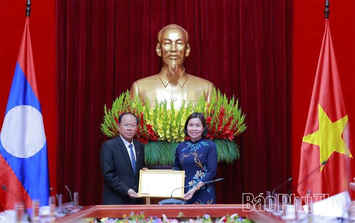 Thay mặt tập thể tỉnh Vĩnh Phúc (cũ), Phó Chủ tịch UBND tỉnh Phùng Thị Kim Nga đón nhận Huân chương Hữu nghị của Chủ tịch nước Cộng hòa Dân chủ Nhân dân Lào do Thượng tướng Khăm Kình Phủi Lả Mạ Ny Vông trao tặng.