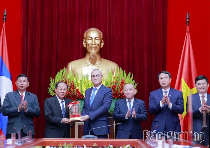 Đồng chí Thượng tướng Khăm Kình Phủi Lả Mạ Ny Vông trao quà lưu niệm tặng Bí thư Tỉnh ủy Phạm Đại Dương.