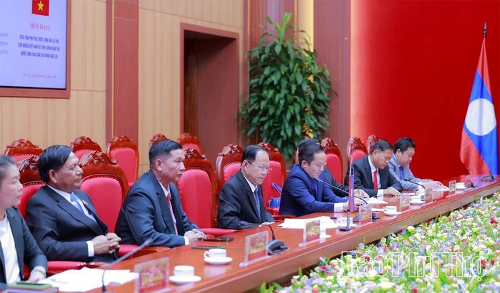 Đồng chí Thượng tướng Khăm Kình Phủi Lả Mạ Ny Vông cùng đoàn đại biểu tỉnh Luông Nậm Thà dự hội đàm.
