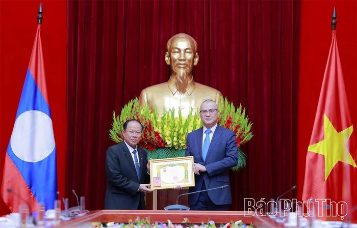 Đồng chí Bí thư Tỉnh ủy Phạm Đại Dương đón nhận Huân chương Hữu Nghị của Chủ tịch nước CHDCND Lào do Thượng tướng Khăm Kình Phủi Lả Mạ Ny Vông trao tặng.