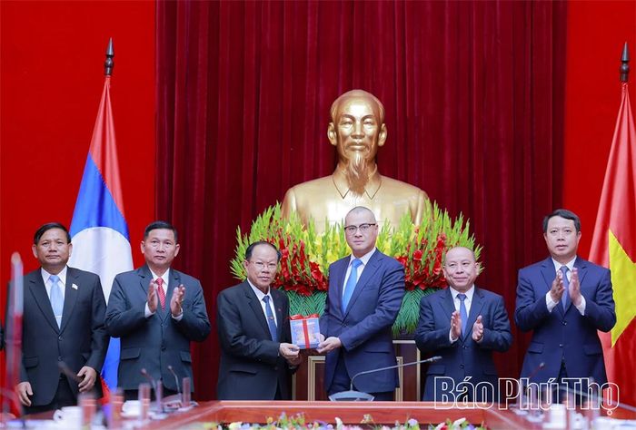 Đồng chí Bí thư Tỉnh ủy Phạm Đại Dương trao quà lưu niệm tặng Thượng tướng Khăm Kình Phủi Lả Mạ Ny Vông.